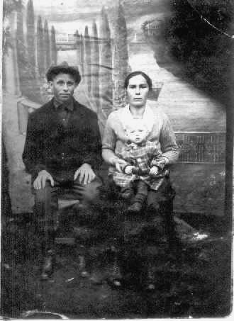 Константин и Антонида Красновы (с дочерью Галиной), 1937 г.